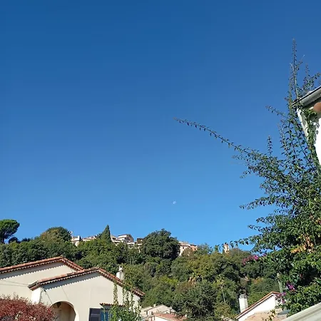 Bas De , Coin Detente Exterieur Et Parking *