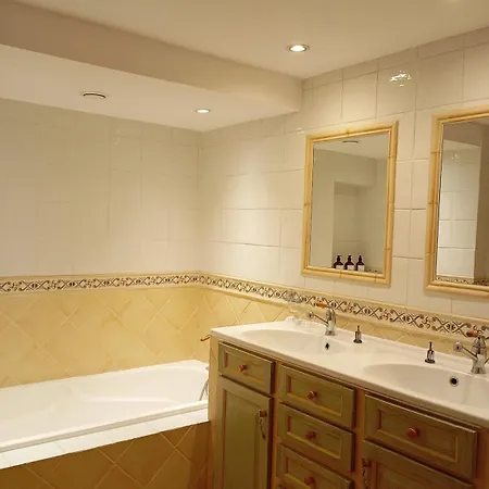 Bas De , Coin Detente Exterieur Et Parking * Cagnes-sur-Mer