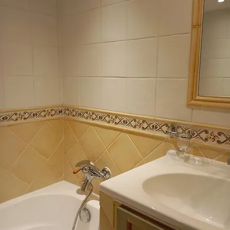 Bas De , Coin Detente Exterieur Et Parking *